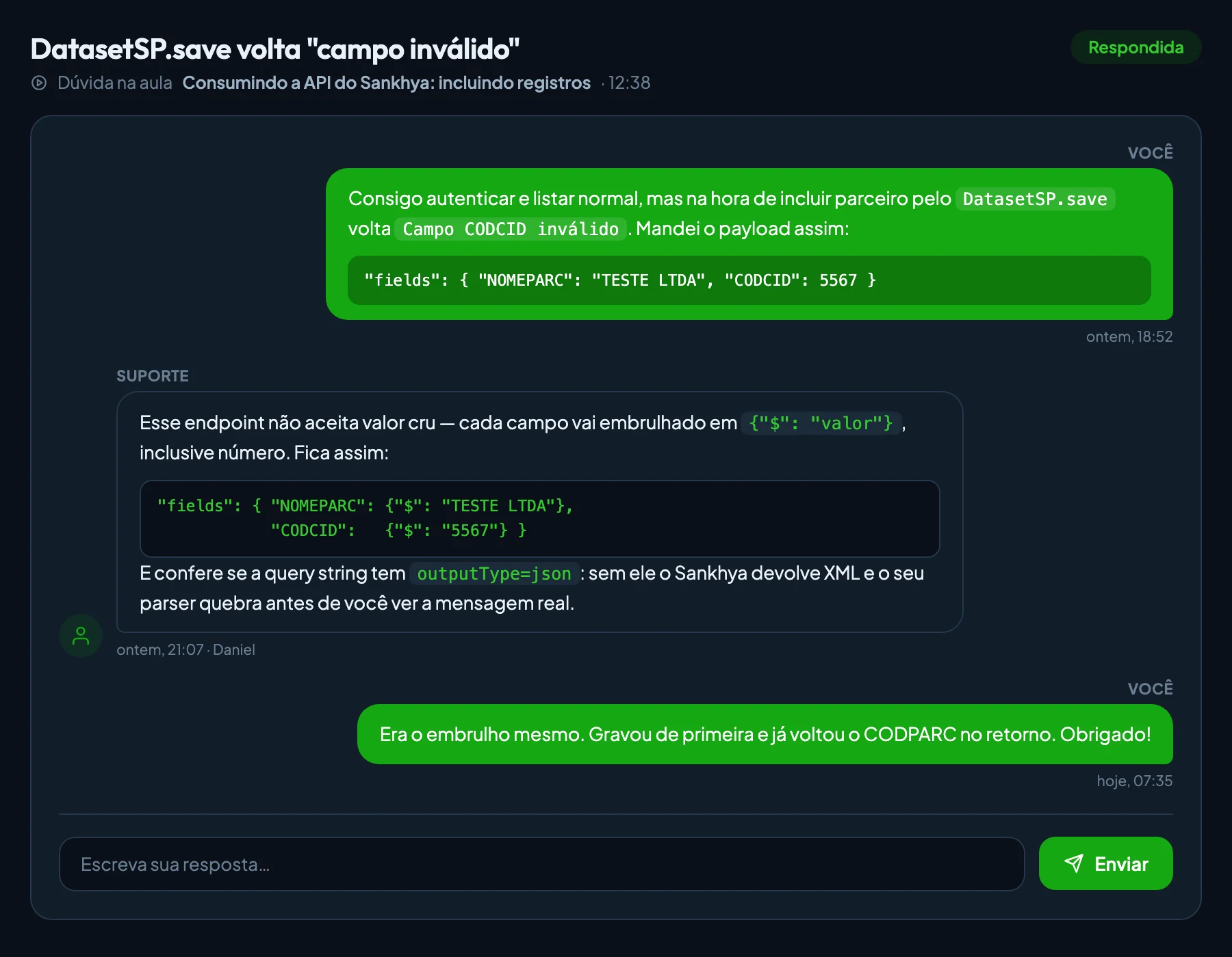 Dúvida sobre a API do Sankhya aberta dentro da aula e respondida pelo instrutor, com o payload corrigido